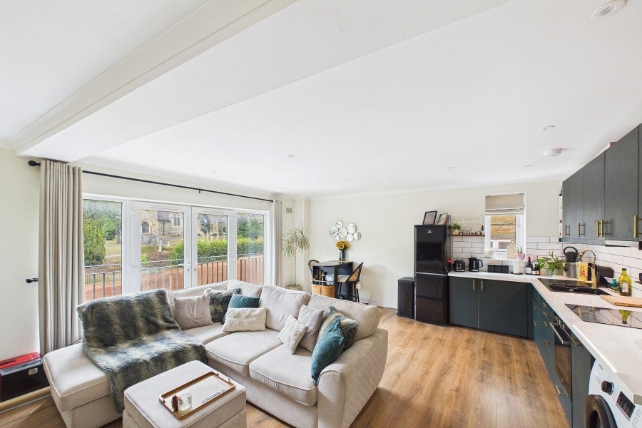Flat Osnaburgh Hill in Surrey Heath