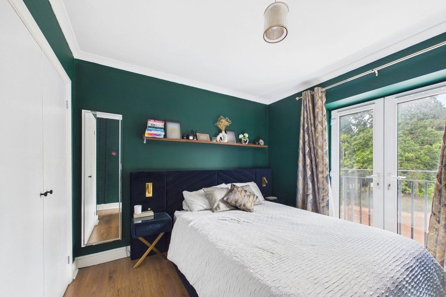Flat Osnaburgh Hill in Surrey Heath