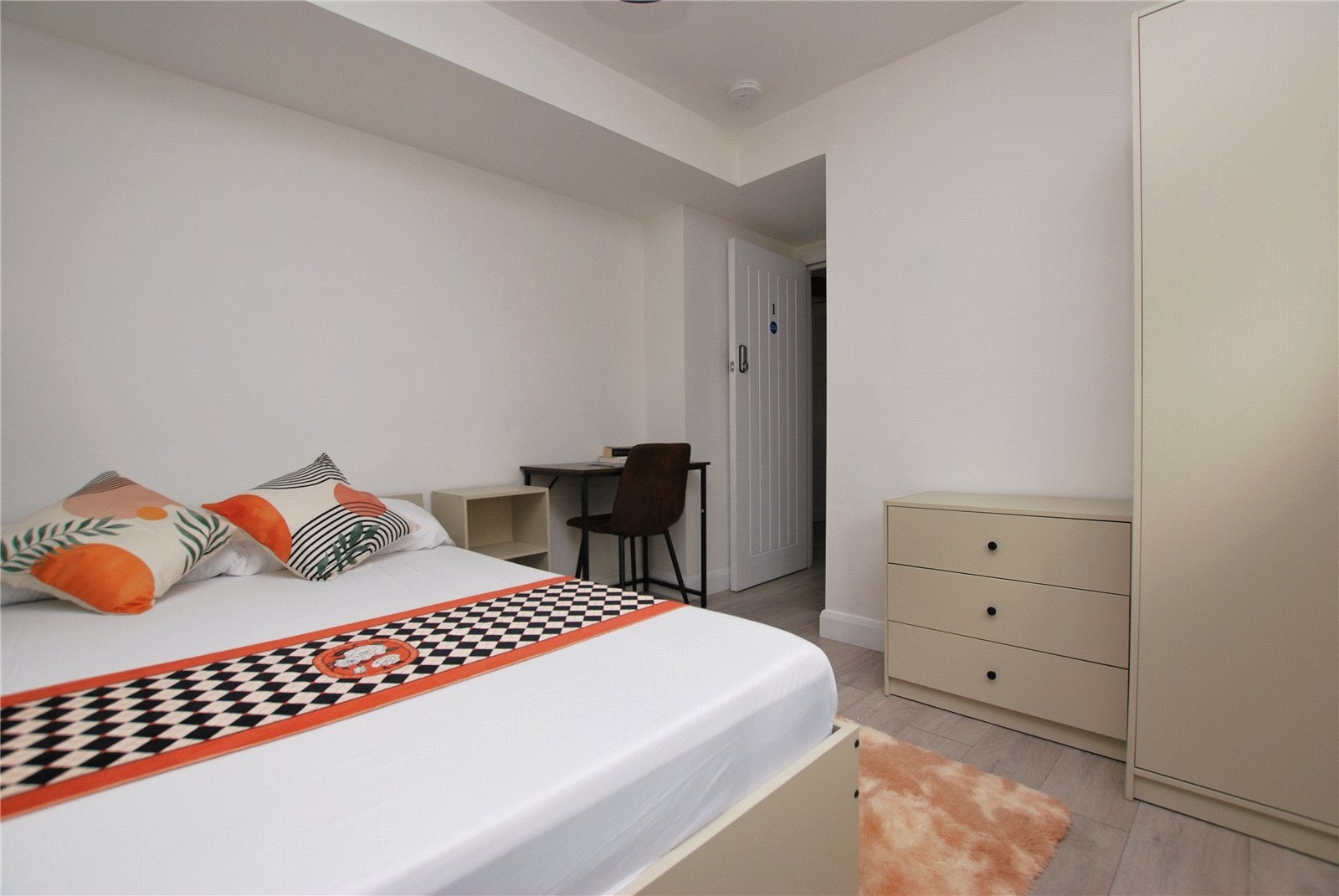 Room Broomfield in Guildford