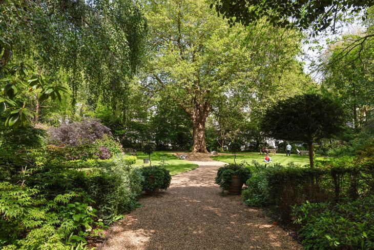 Flat Courtfield Gardens in Greater London