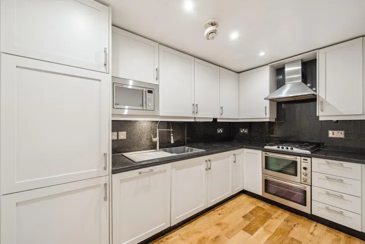 Flat Courtfield Gardens in Greater London
