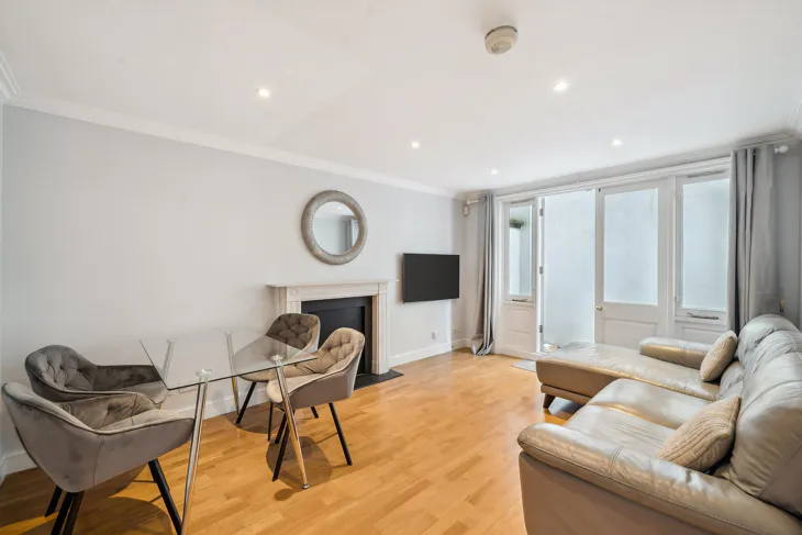 Flat Courtfield Gardens in Greater London