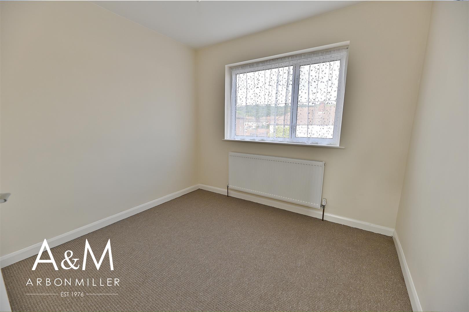 Room Fullwell Avenue in Greater London