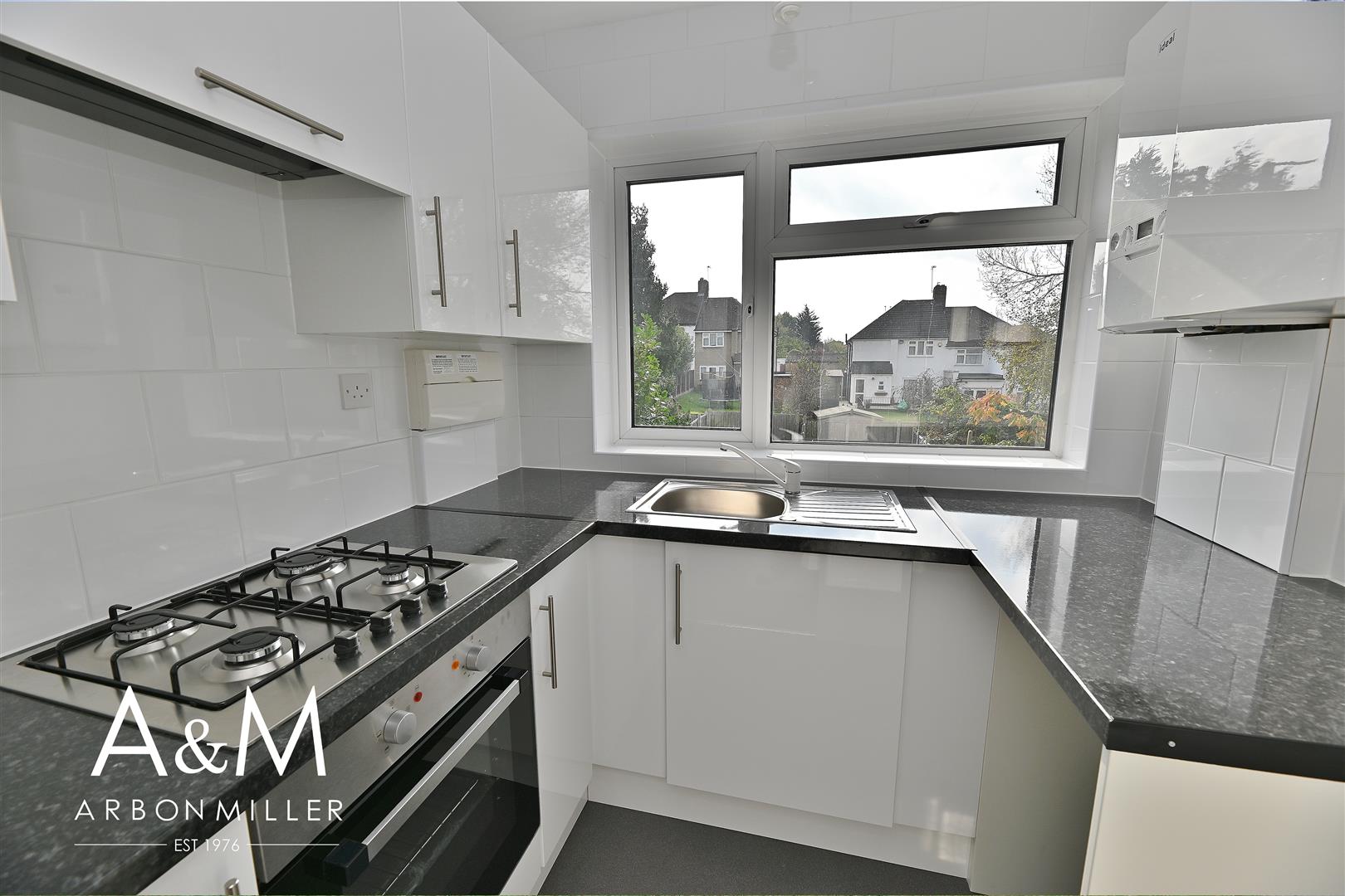 Room Fullwell Avenue in Greater London