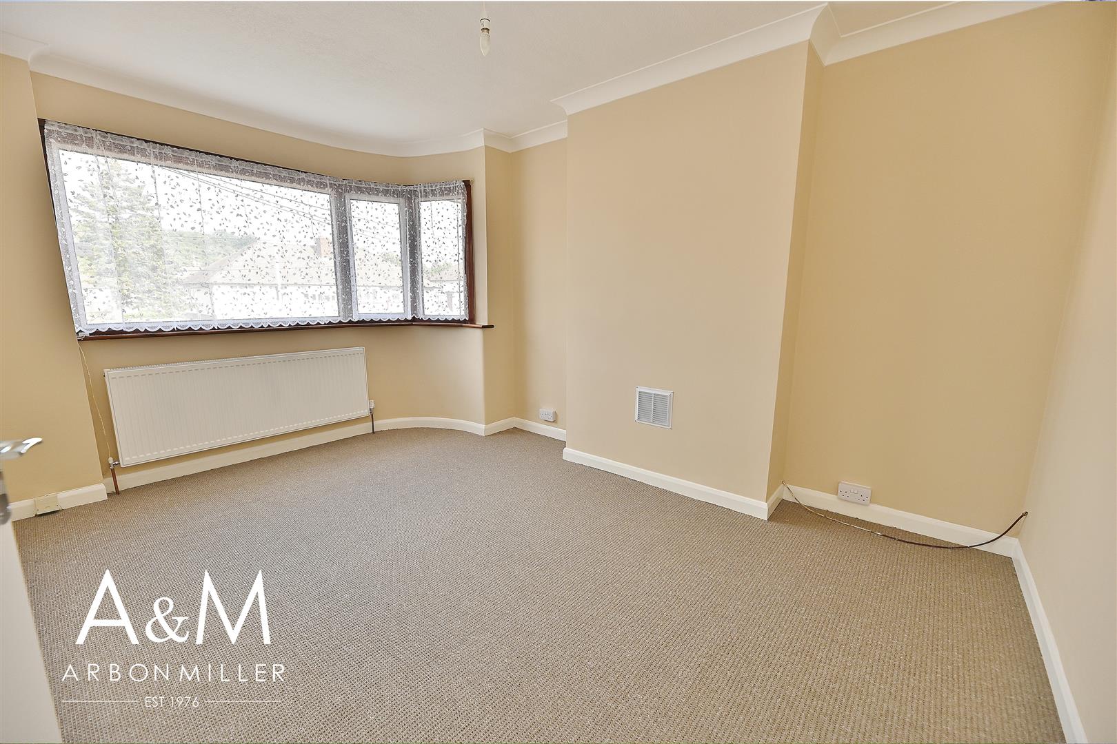 Room Fullwell Avenue in Greater London