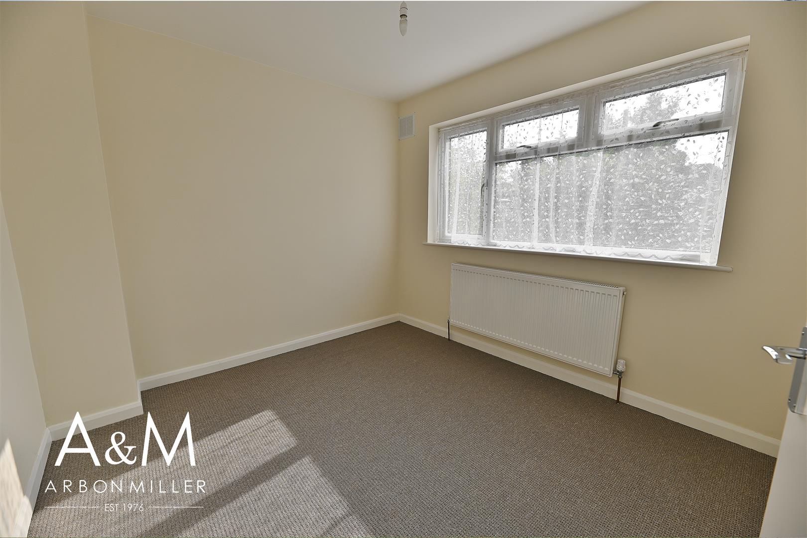 Room Fullwell Avenue in Greater London