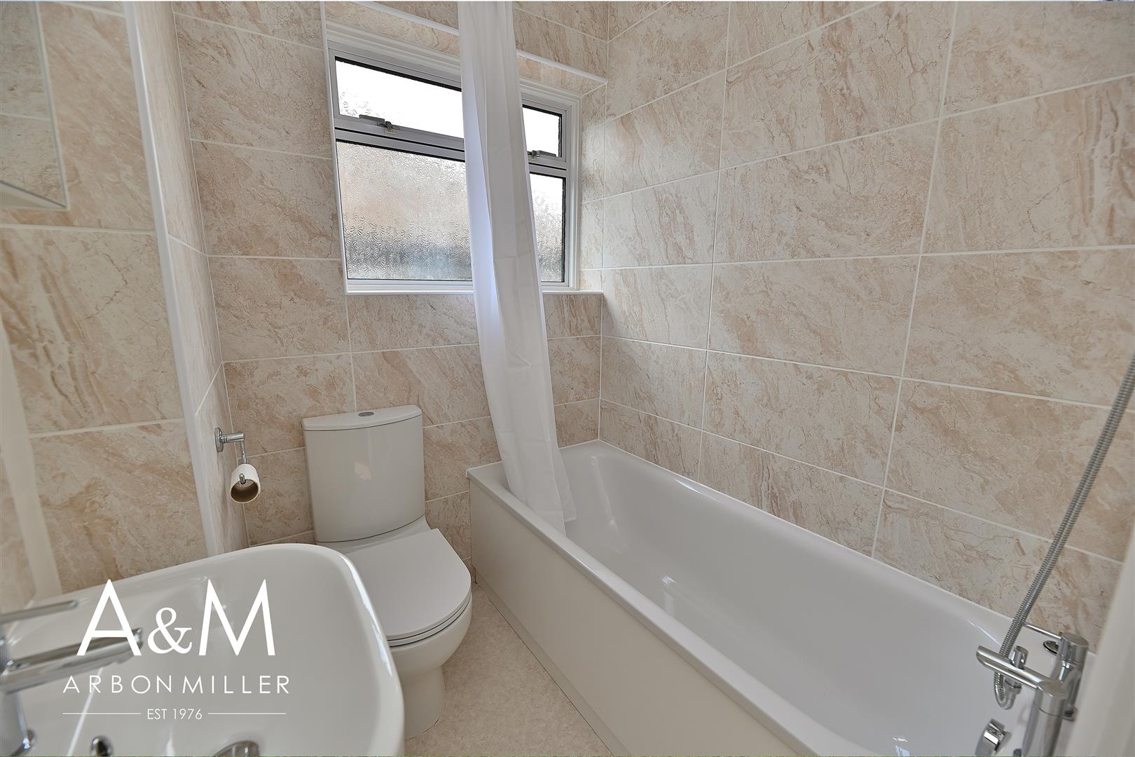 Room Fullwell Avenue in Greater London
