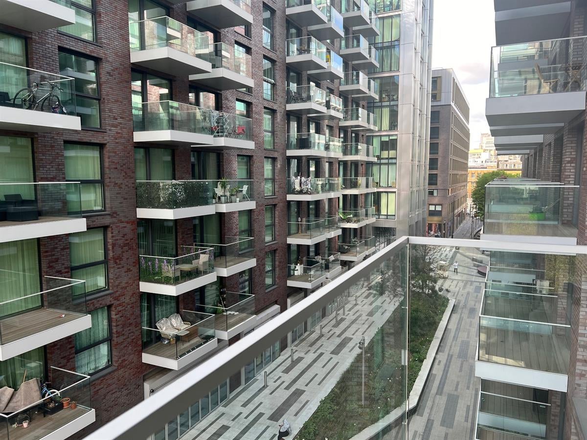 Flat Piazza Walk in Greater London
