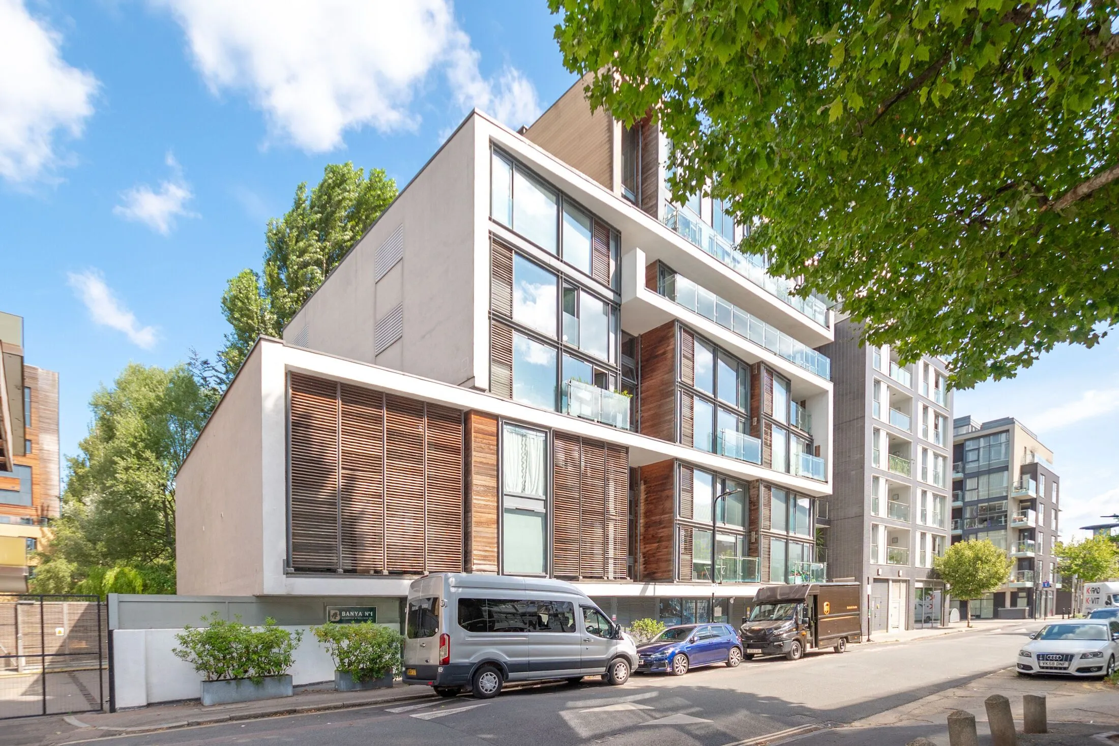 Flat Wellesley Terrace in Greater London