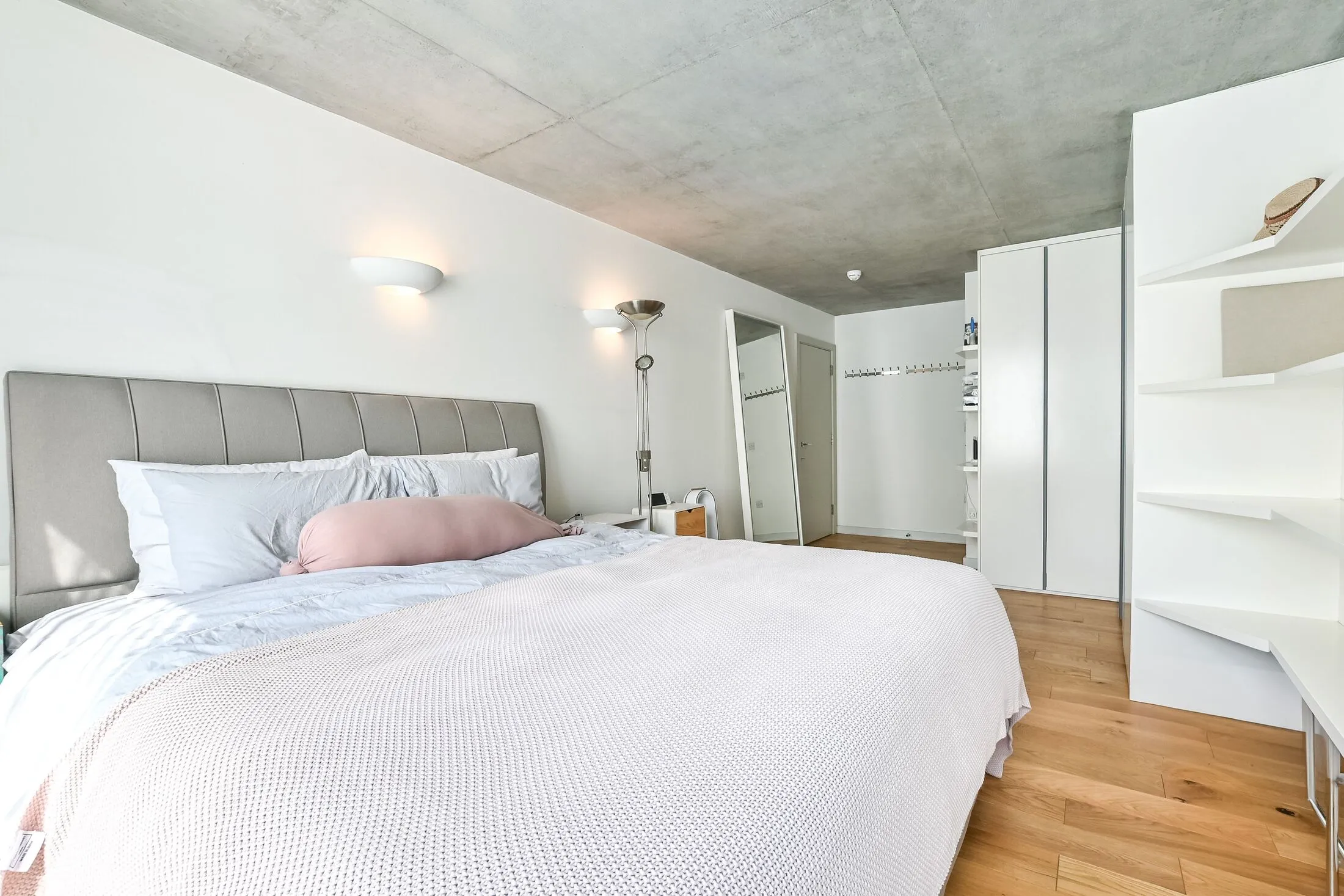 Flat Wellesley Terrace in Greater London