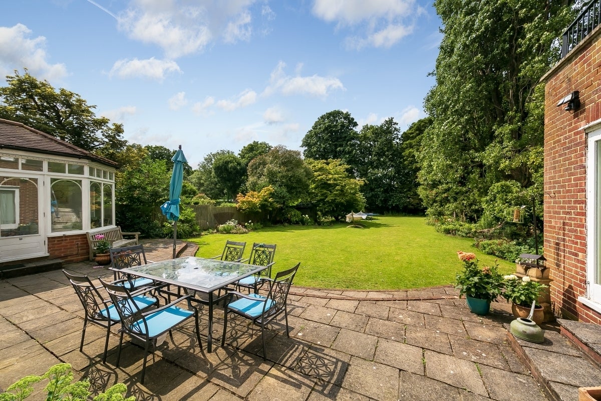 House Roedean Crescent in Greater London