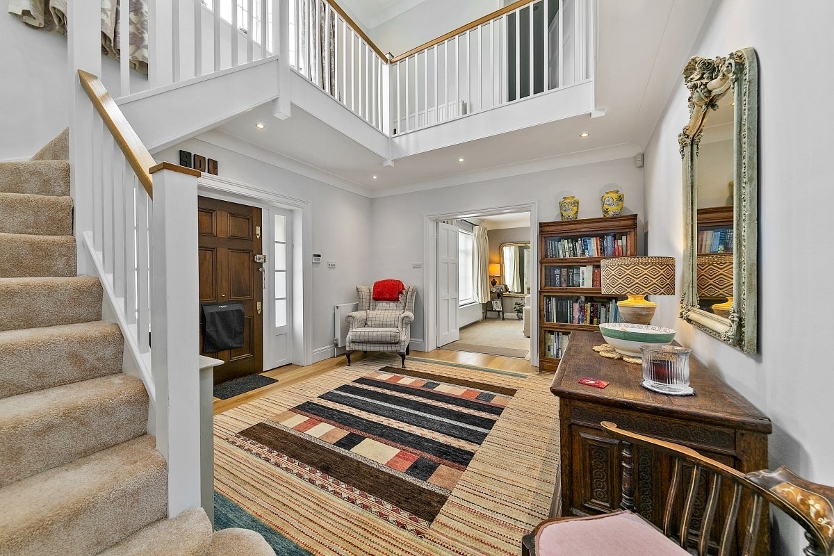 House Roedean Crescent in Greater London
