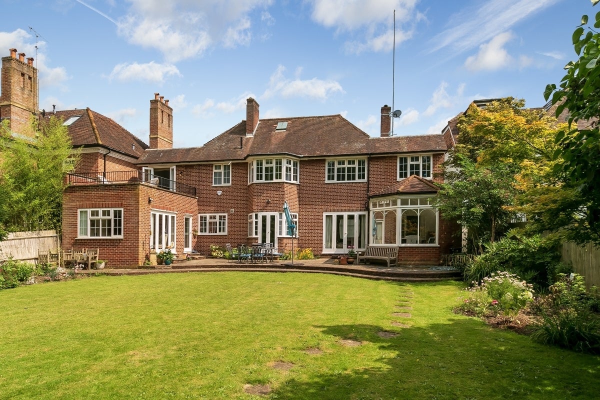 House Roedean Crescent in Greater London