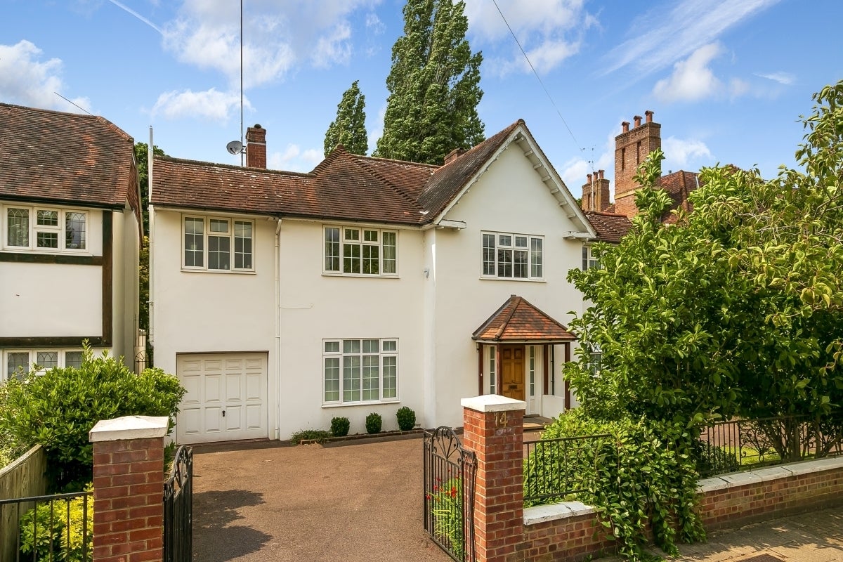 House Roedean Crescent in Greater London