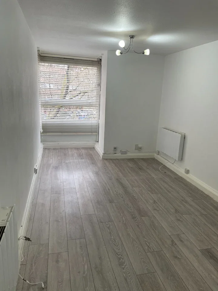 Flat Northcote Road in Greater London