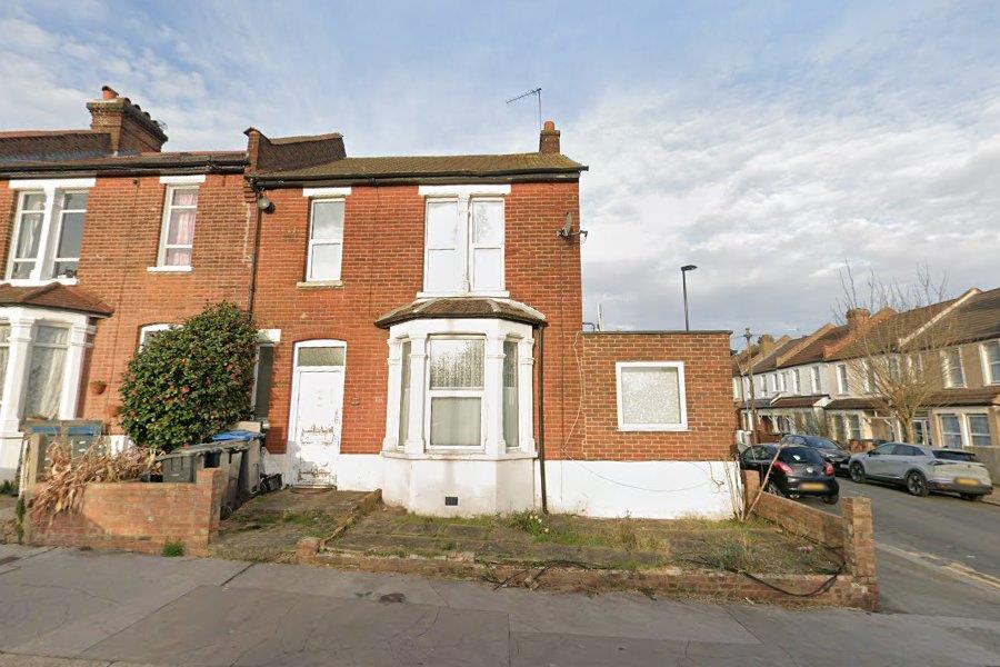 Flat Waverley Road in Greater London