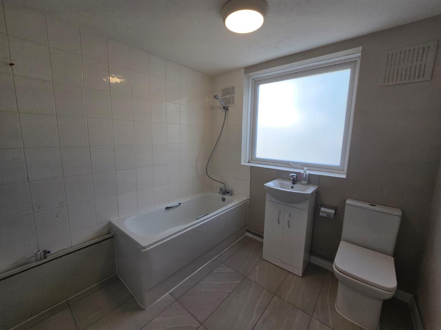 Flat Waverley Road in Greater London
