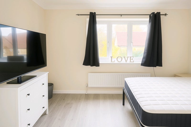 Room Fallowfields Drive in Greater London