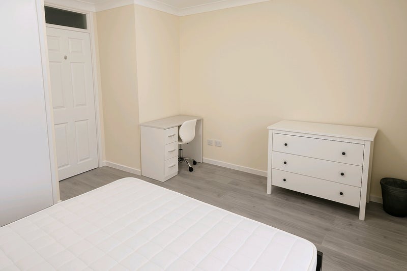 Room Fallowfields Drive in Greater London