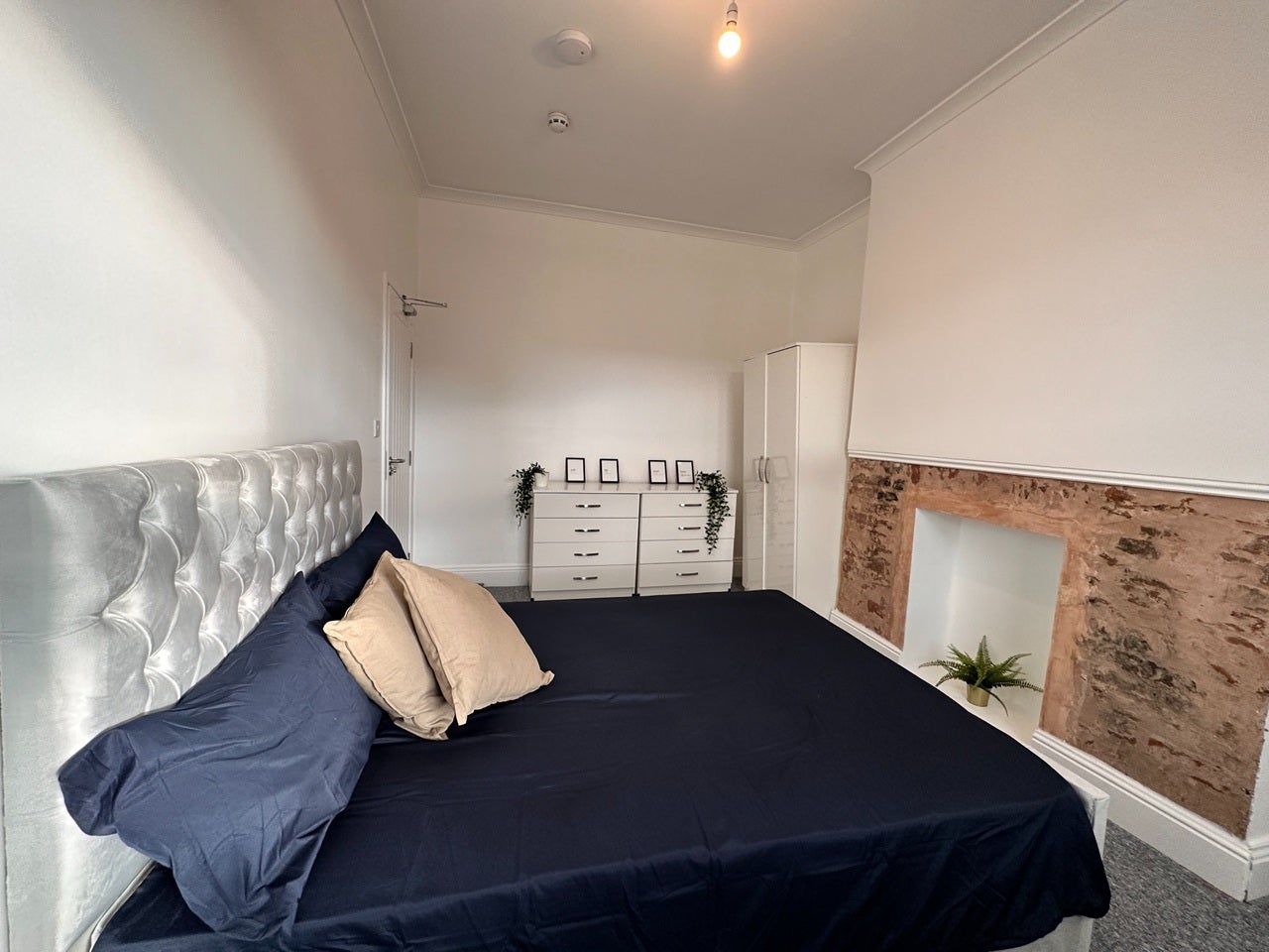 Room Salusbury Road in Greater London