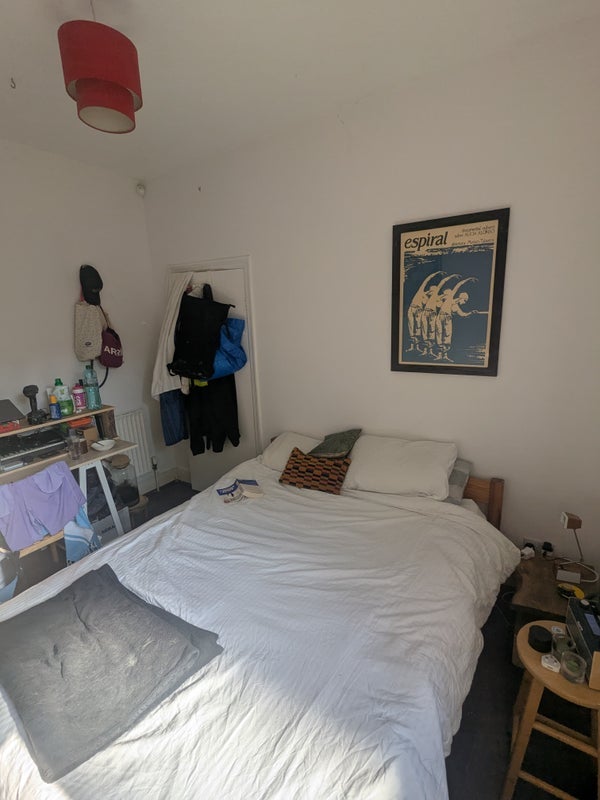Room Ritches Road in Greater London