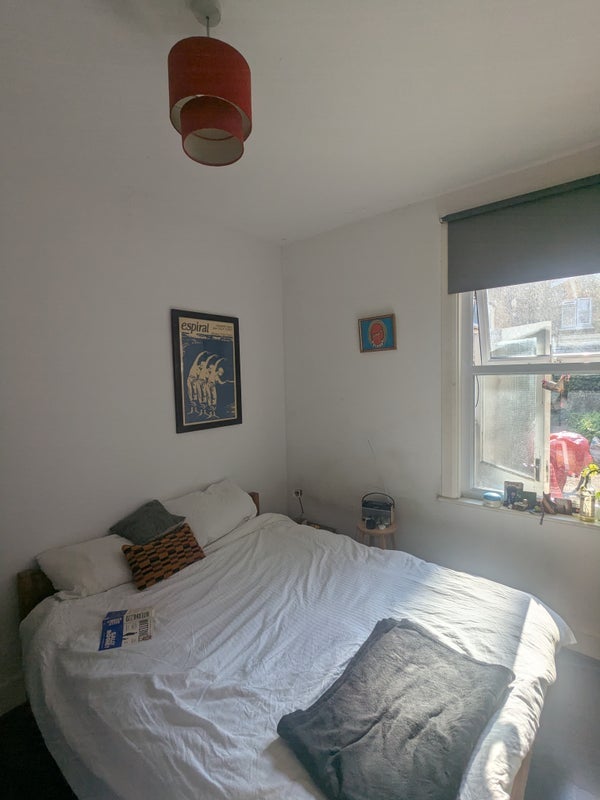 Room Ritches Road in Greater London