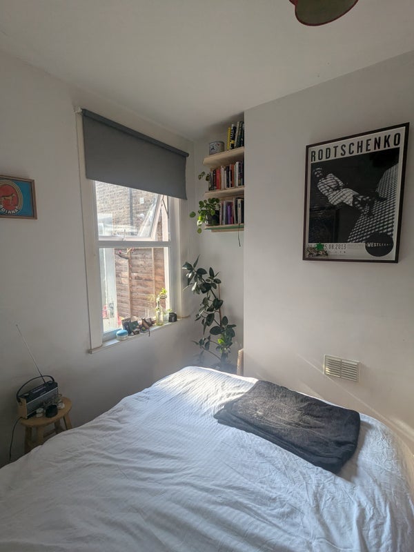 Room Ritches Road in Greater London