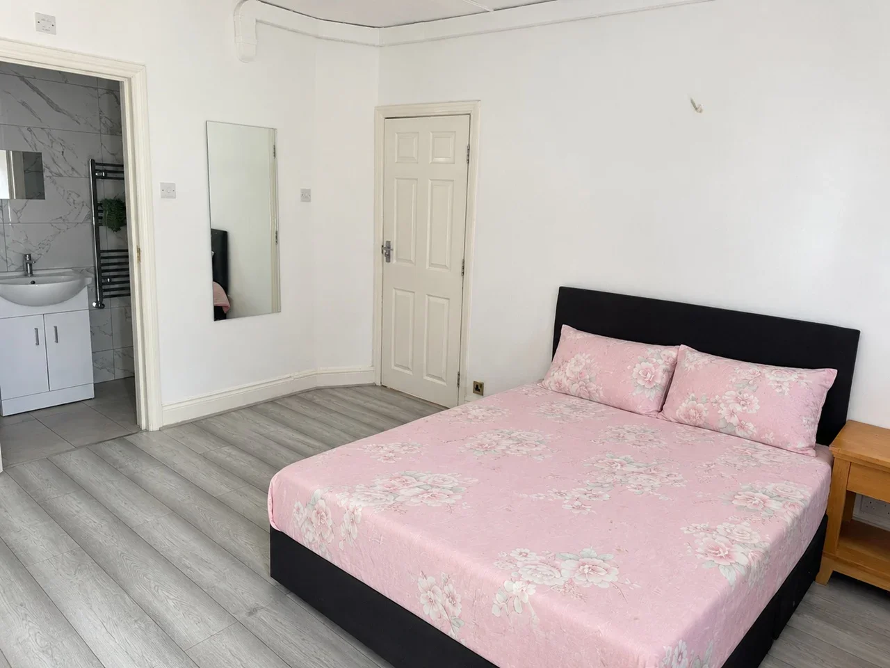 Room North Avenue in Greater London