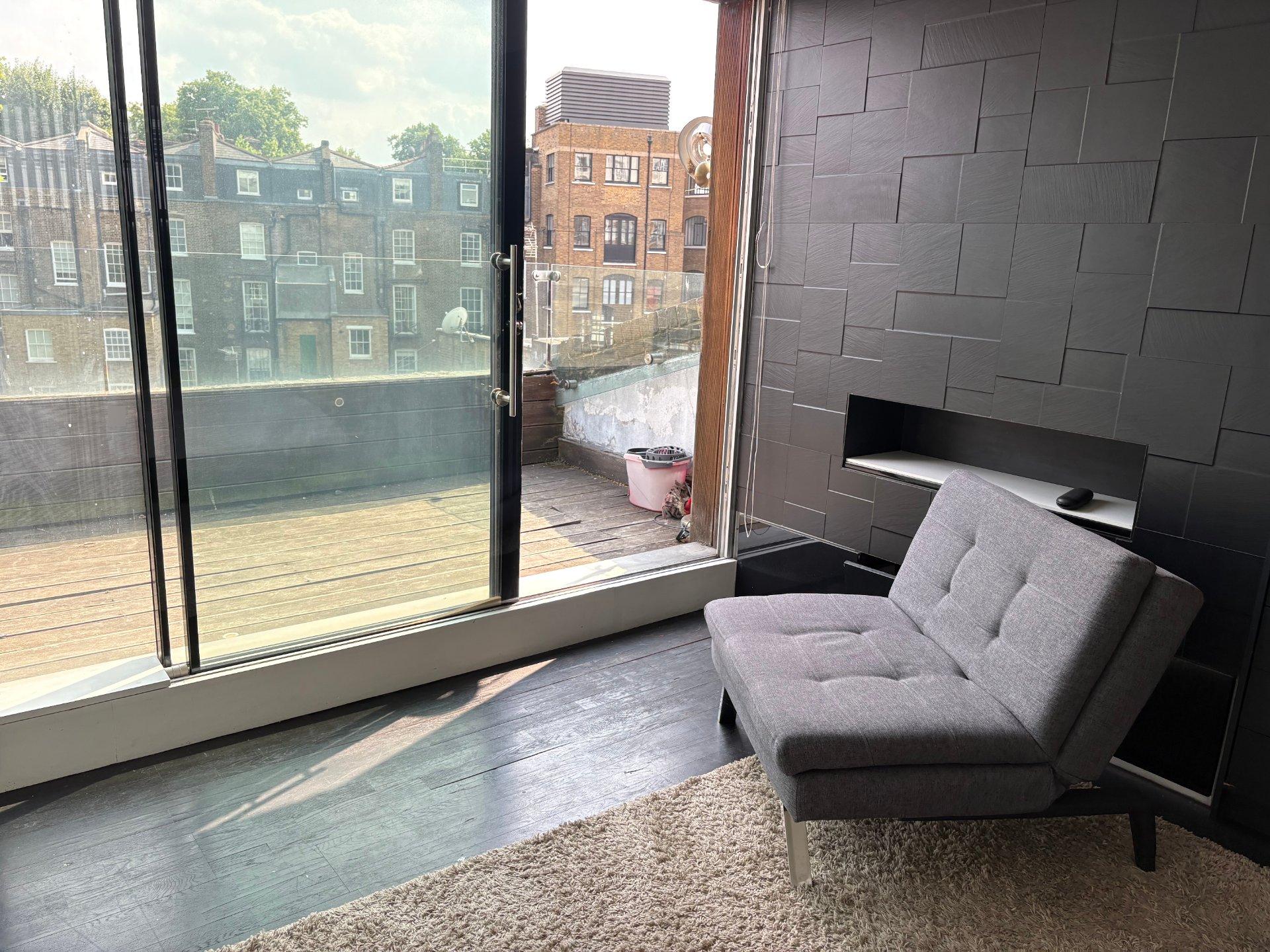 Flat Jamestown Road in Greater London