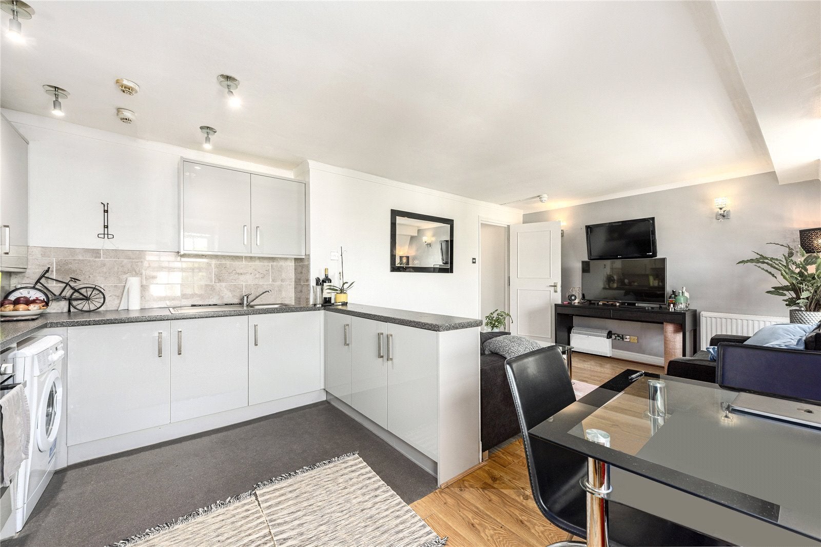 Flat Clifton Gardens in City of Westminster