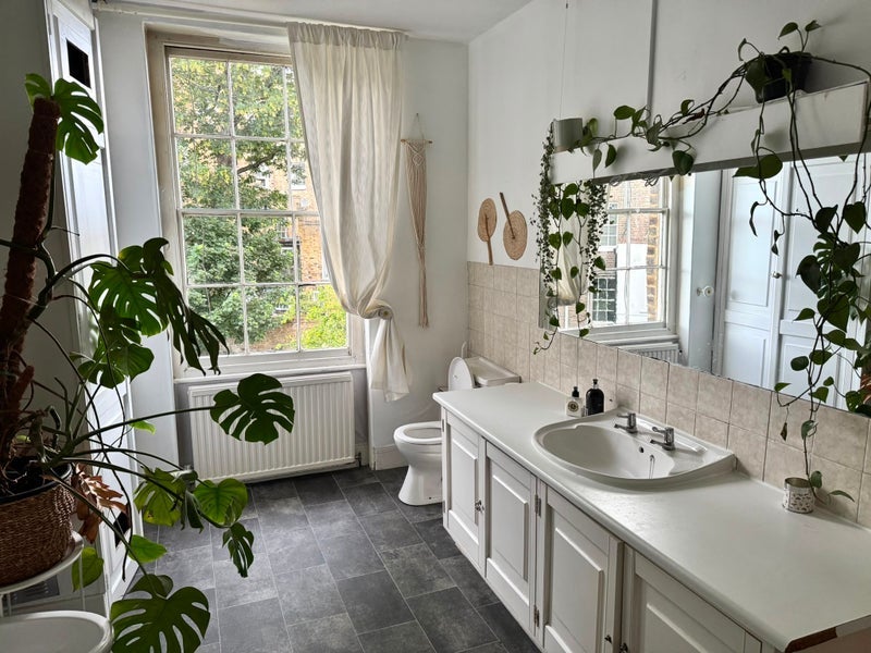 Room Burgh Street in Greater London