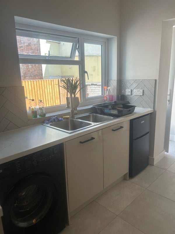 Room Albert Road in Tamworth