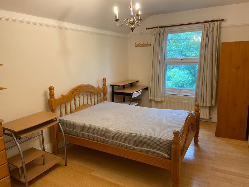 Room Poplar Avenue in Birmingham