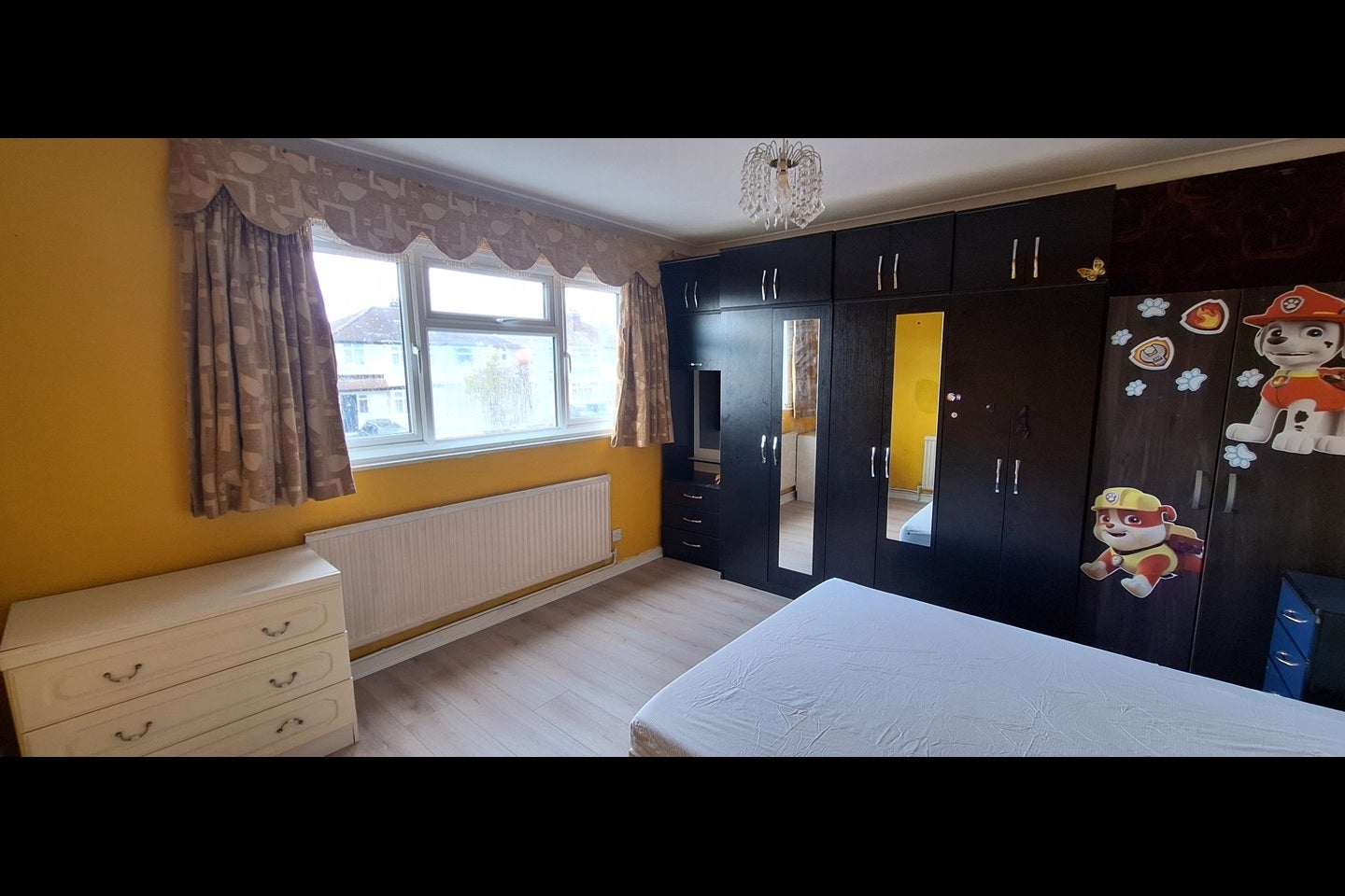 Room Wood End Way in Greater London