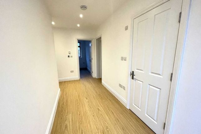 Flat Whitehorse Road in Greater London