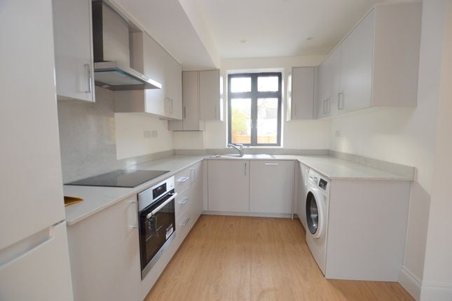 Flat Whitehorse Road in Greater London