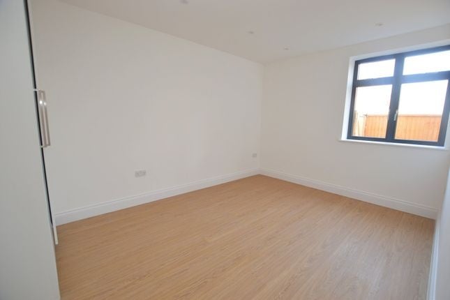 Flat Whitehorse Road in Greater London