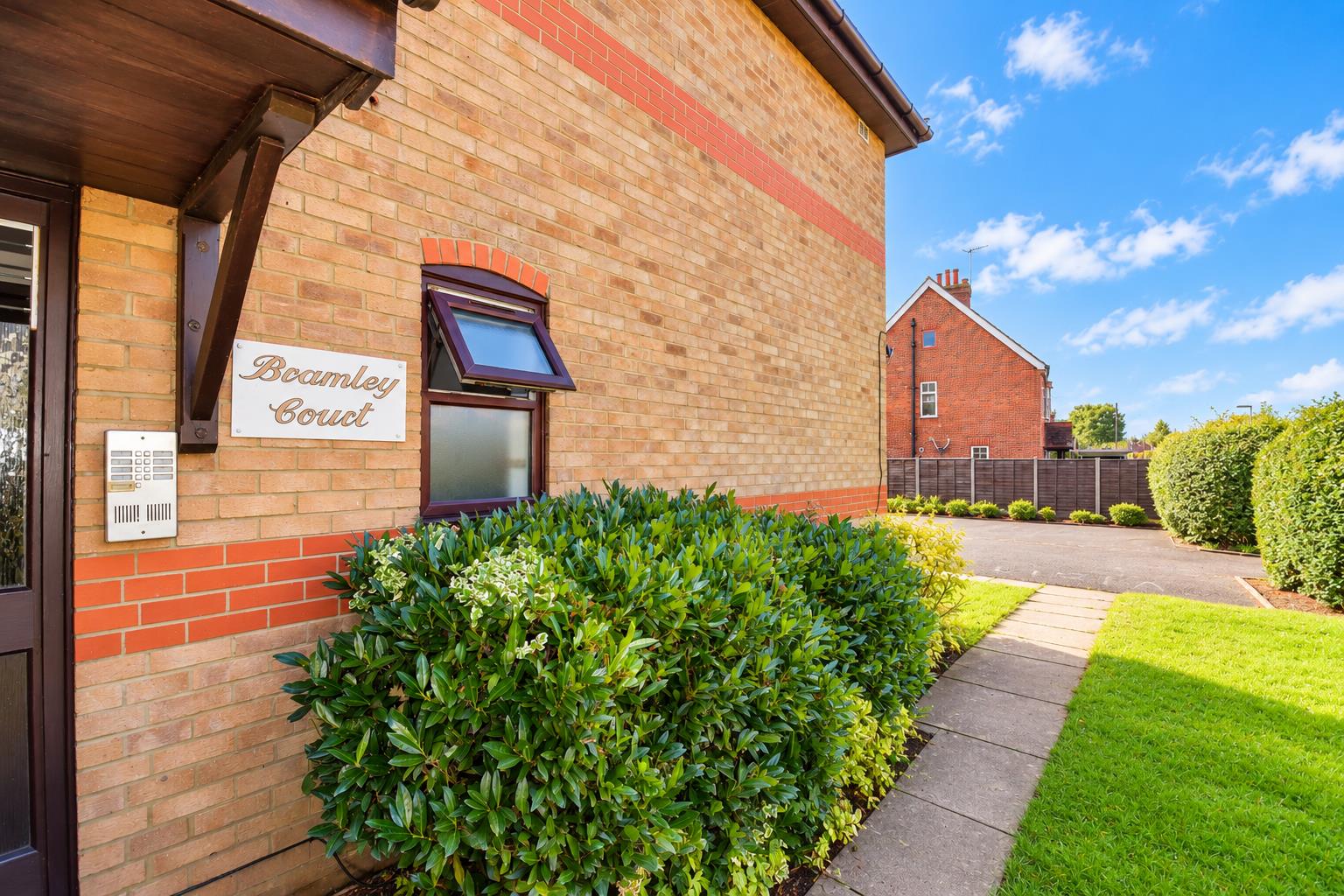 Flat Meath Green Lane in Reigate and Banstead