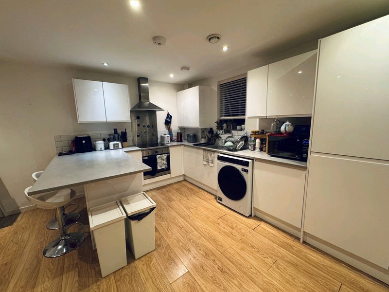 Room 1st Avenue in Greater London