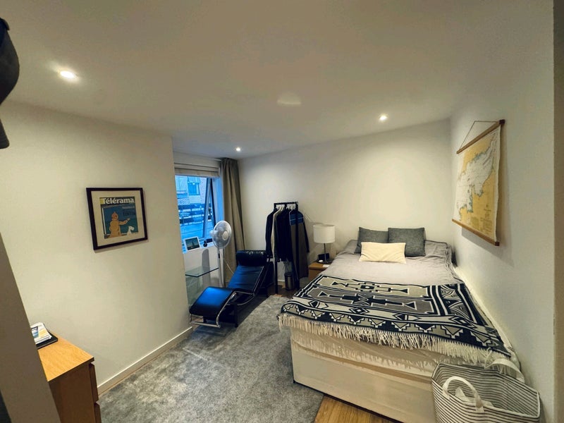 Room 1st Avenue in Greater London
