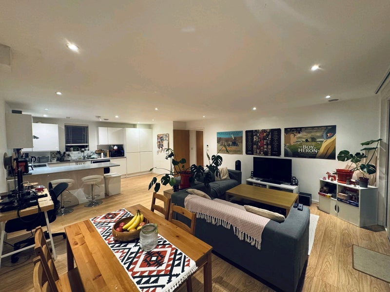 Room 1st Avenue in Greater London