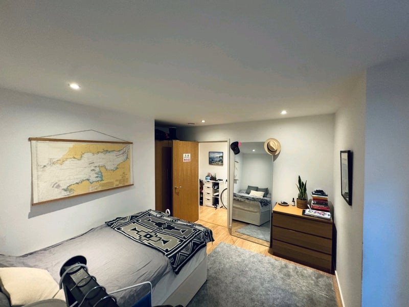 Room 1st Avenue in Greater London