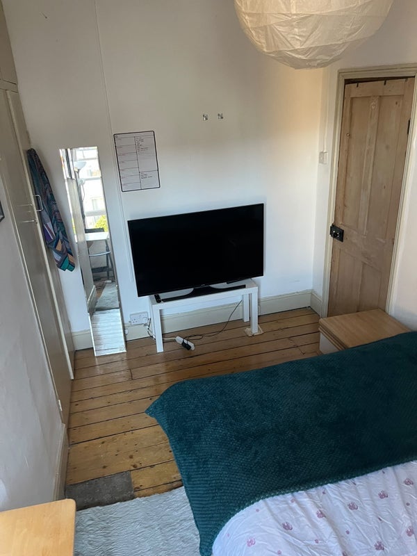 Room Elmdale Road in Bristol