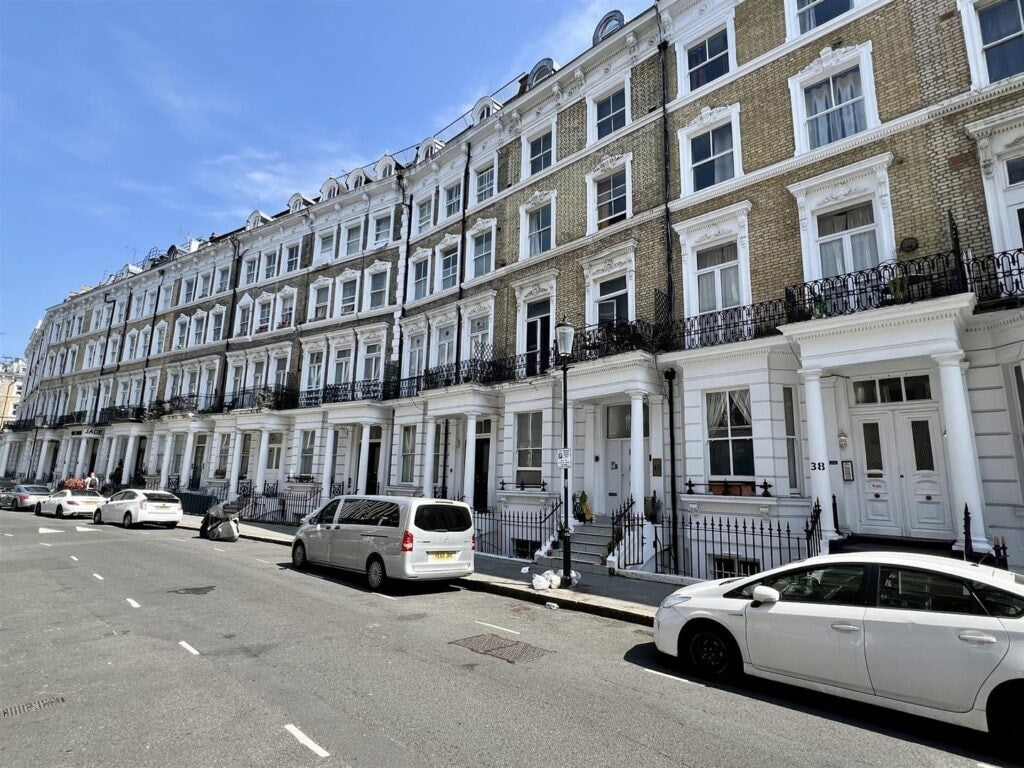 Flat Hogarth Road in Greater London