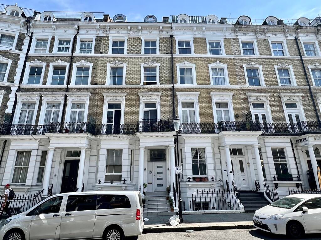 Flat Hogarth Road in Greater London