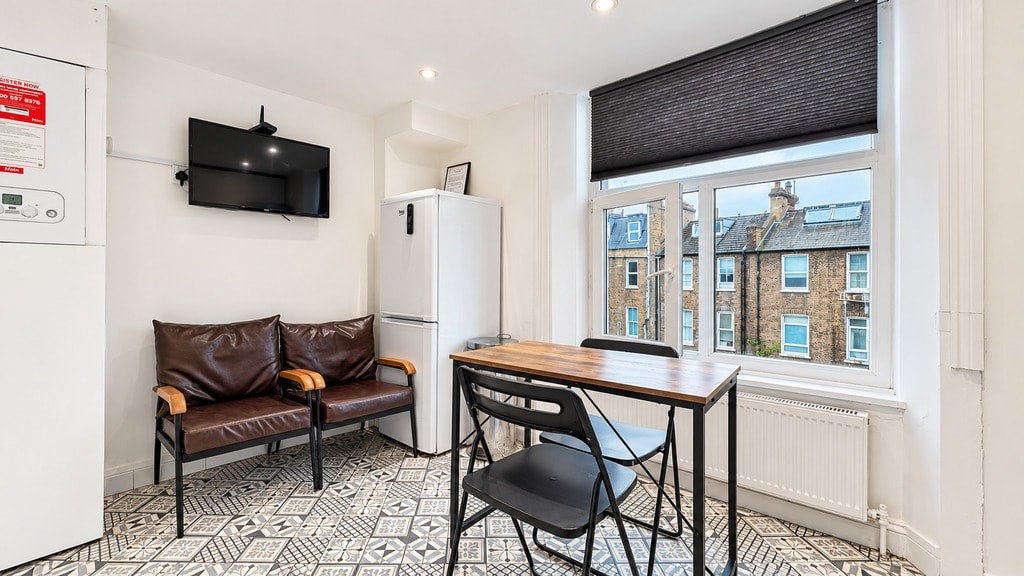 Flat Hogarth Road in Greater London