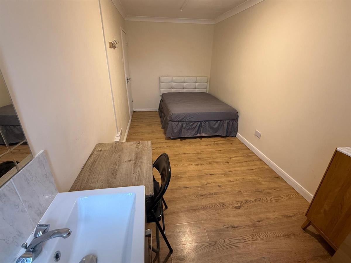 Room East Avenue in Greater London