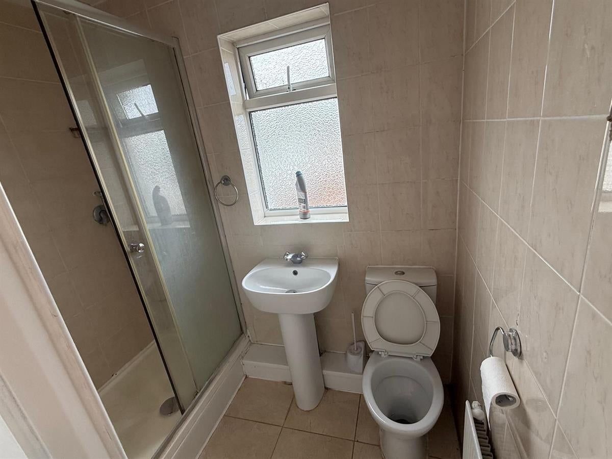 Room East Avenue in Greater London