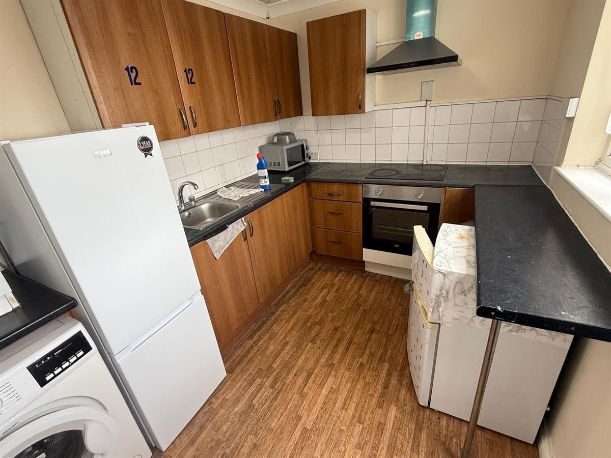 Room East Avenue in Greater London