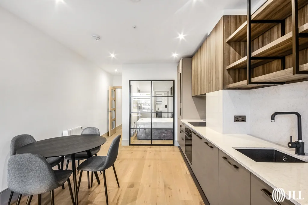 Flat Houghton Square in Greater London